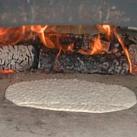 Tunnbröd backen im Steinofen mit Holzfeuer